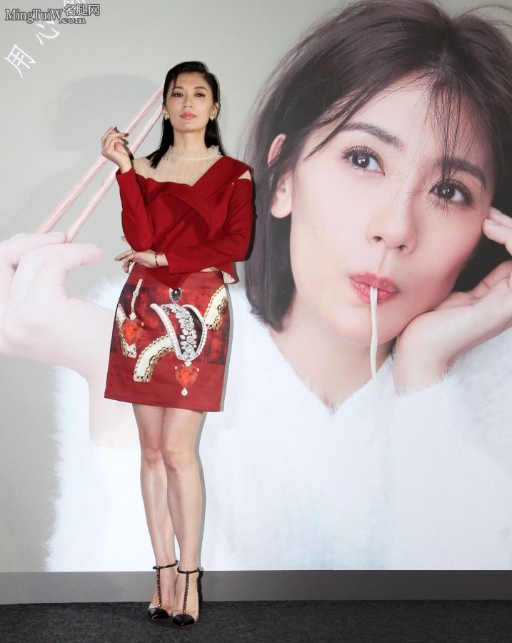  Jia Jingwen showed off her charming legs in a short skirt and attended a commercial endorsement(6/23)