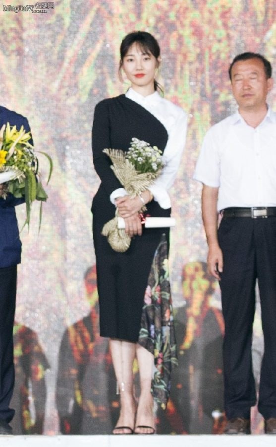 白百何毫不吝啬展示自己的玉脚(7/9)