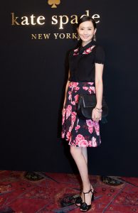 陈法拉出席时尚活动换了两套相同风格的裙子和高跟鞋