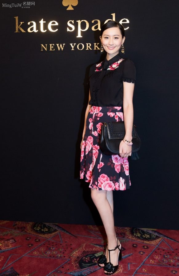 陈法拉出席时尚活动换了两套相同风格的裙子和高跟鞋（第2张/共2张）