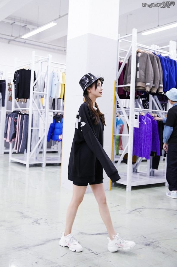 新潮的美少妇Angelababy后台试穿满意的衣服后上台走秀(10/12)