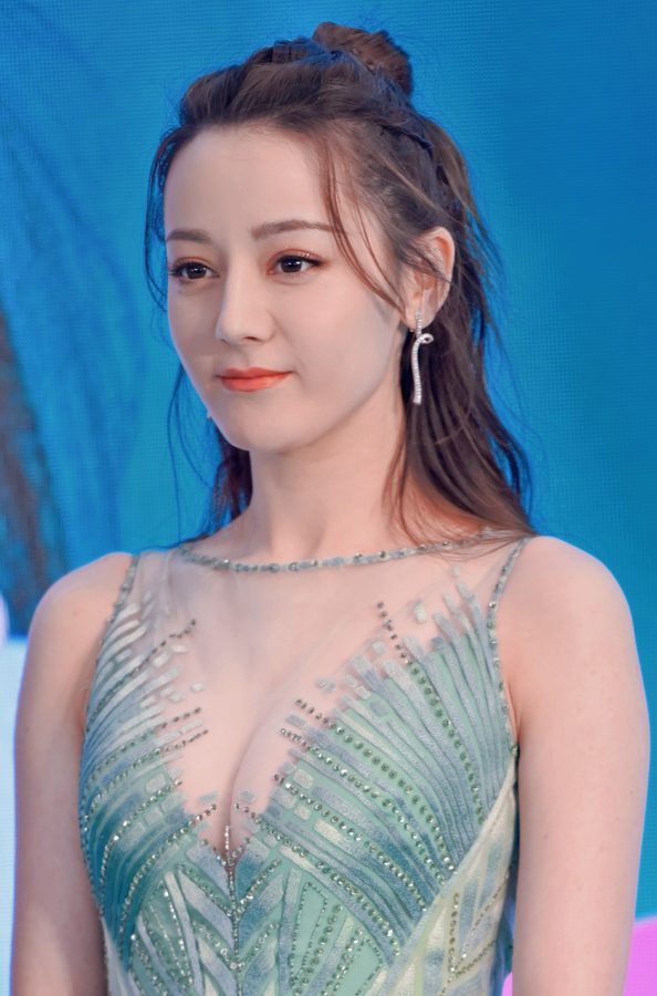 迪丽热巴一袭绿色低胸美裙春意盎然，以后叫你迪丽热奶(18/18)