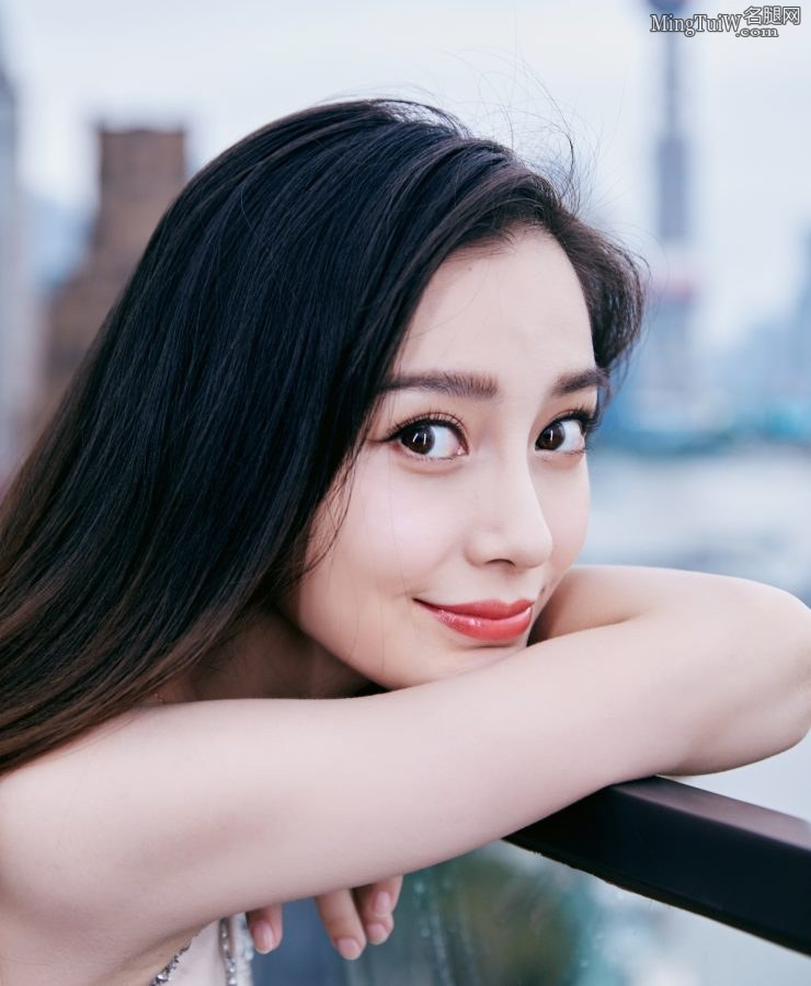 Angelababy自信展露事业线 一袭金色礼服优雅高贵(15/26)