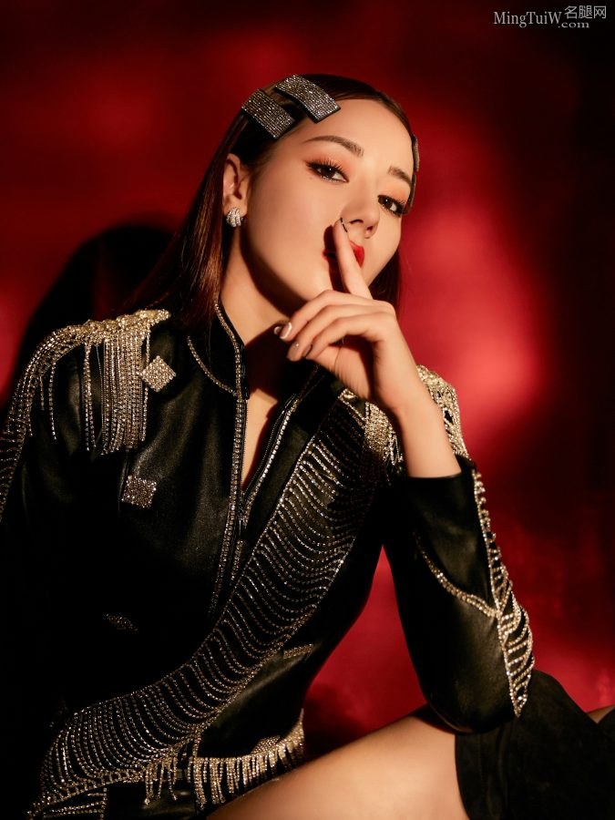 迪丽热巴美腿穿长靴配肉丝袜，登台表演挺带劲(4/56)