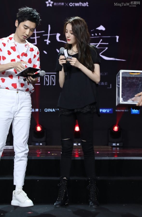迪丽热巴穿紧身牛仔裤短靴热辣开跳 旁边伴舞的两个小姐姐腿也不错(9/9)