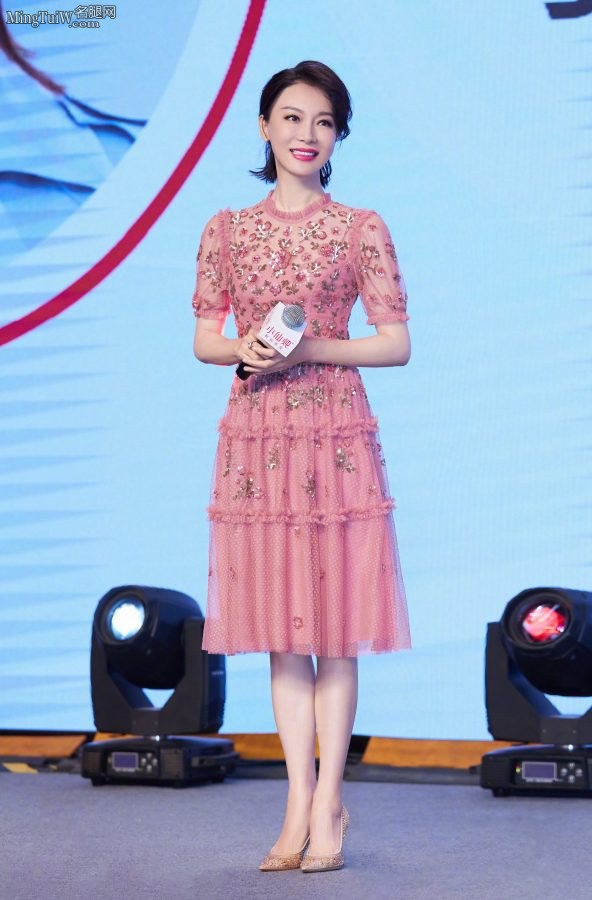 陈数穿粉裙扮嫩 细腰玉腿身材不输少女(1/4)