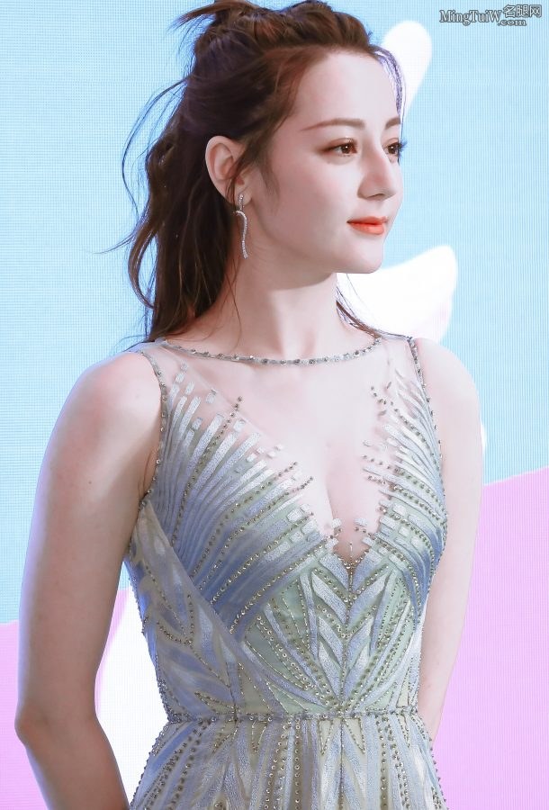 迪丽热巴一袭绿色低胸美裙春意盎然，以后叫你迪丽热奶(11/18)