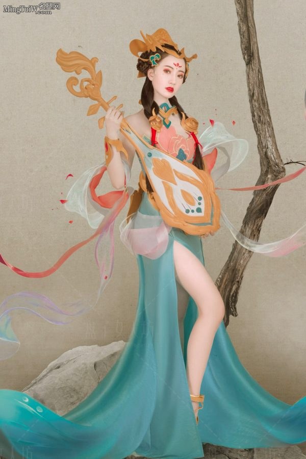 游戏解说Gini玩Cosplay《王者荣耀》杨玉环（第2张/共4张）