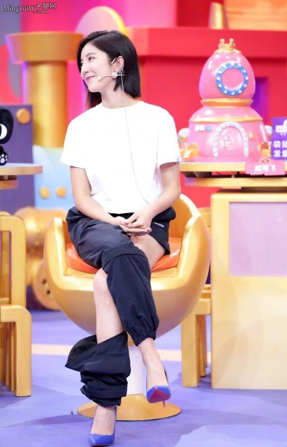 赵奕欢穿蓝色红底高跟鞋录制综艺节目裤子就剩一条腿了（第2张/共7张）