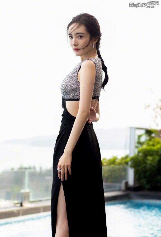 Yang Mi's slim waist and long legs are so hot(4/16)