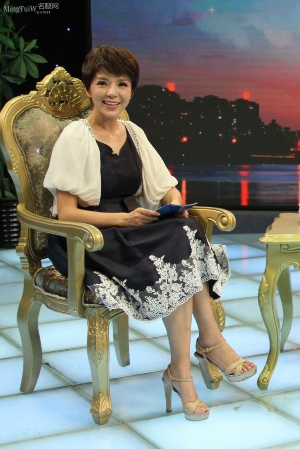 朱迅采访企业家现场秀出她的各种高跟鞋（第48张/共63张）