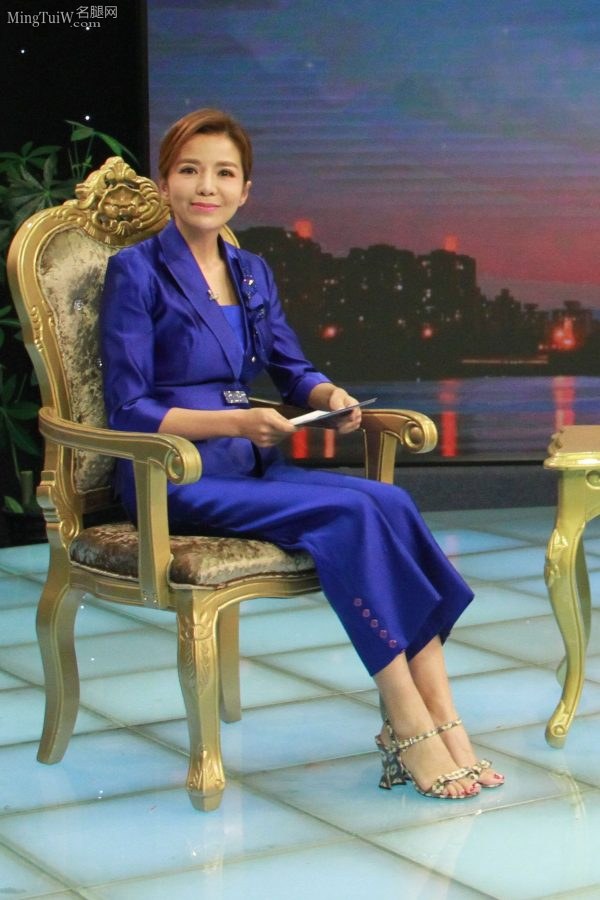 朱迅采访企业家现场秀出她的各种高跟鞋(37/63)