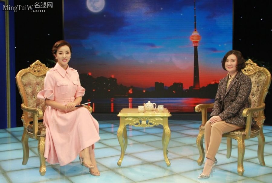 李思思采访企业家现场秀出她的各种高跟鞋(7/12)