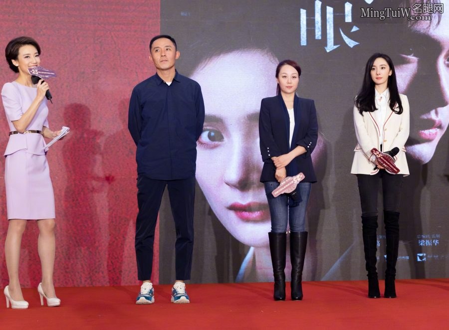 杨幂紧身牛仔裤配长靴 拉长后效果更好了(8/13)