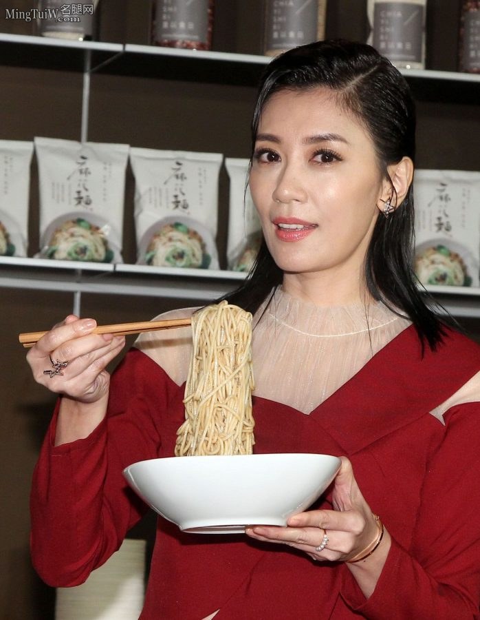 贾静雯短裙展露魅力美腿出席商业代言(17/23)