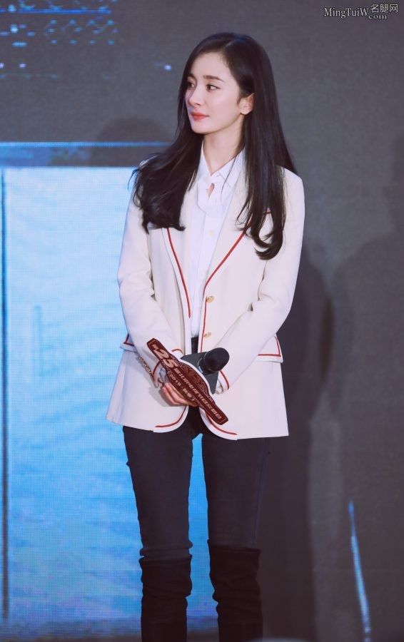 杨幂紧身牛仔裤配长靴 拉长后效果更好了(6/13)