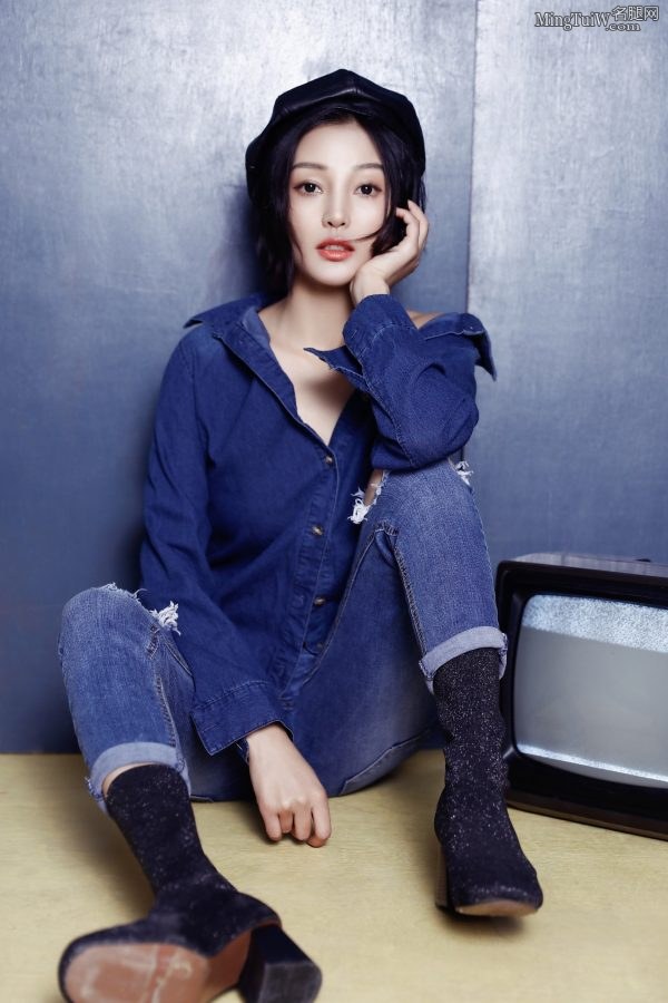 女演员郭艳给你送来紧身蓝色牛仔裤福利(3/13)