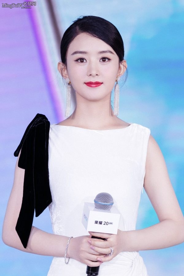 美女明星赵丽颖脚踩性感凉高跟代言荣耀手机(4/5)