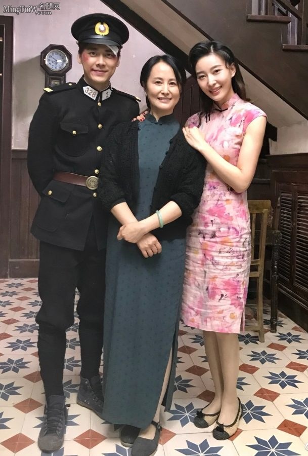 《隐秘而伟大》周知旗袍肉丝扮相(1/3)