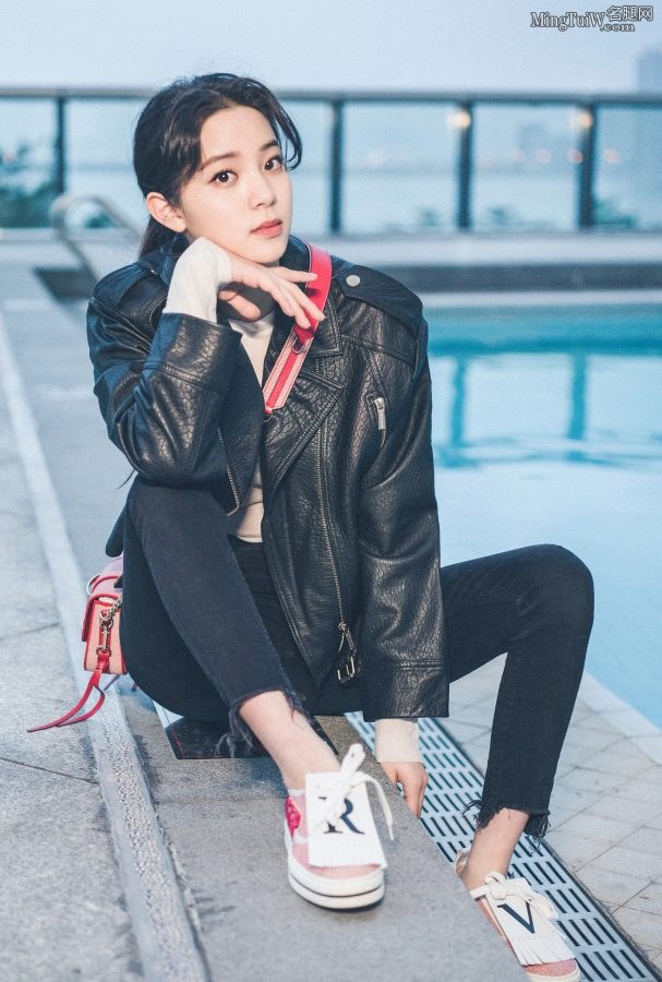精致可爱的欧阳娜娜穿紧身铅笔裤显长细腿(4/4)