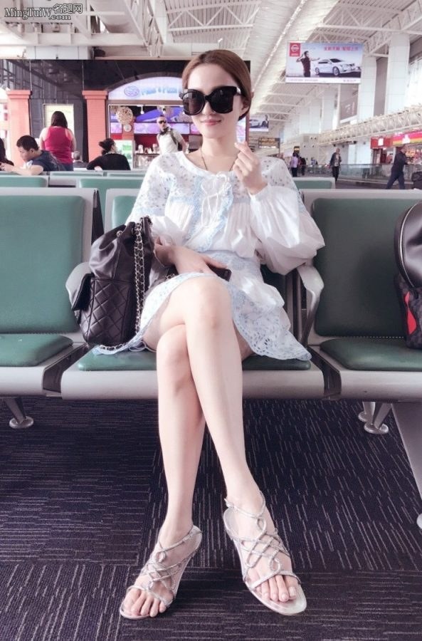 娇小的女歌手张韶涵机场秀腿 白皙的美足上穿了好看的凉鞋（第1张/共2张）