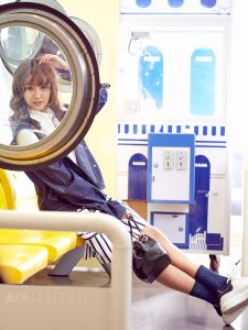 新生代妹子演员代文雯穿上各种衣服展示长腿