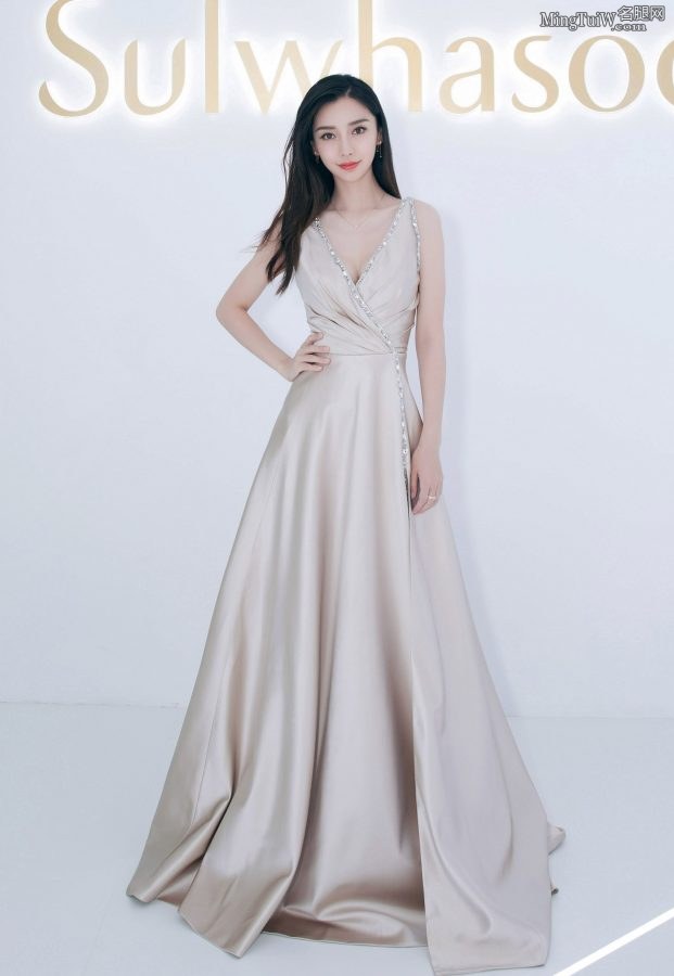 Angelababy自信展露事业线 一袭金色礼服优雅高贵(8/26)