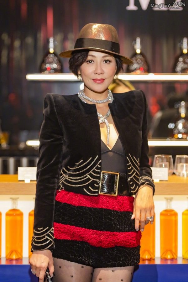 成熟气质女星刘嘉玲的圆点黑丝袜美腿(2/16)
