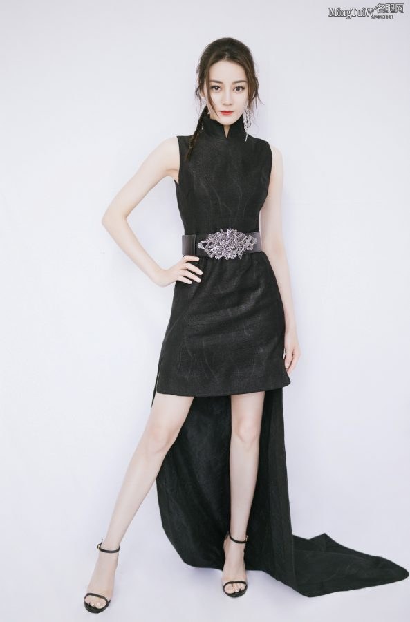 女神迪丽热巴穿黑色旗袍腿美脚也美(1/4)