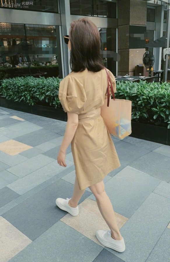 陈数穿短裙小白鞋购物少女感十足(3/3)