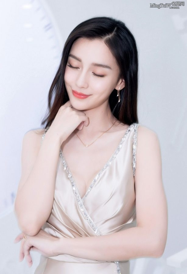 Angelababy自信展露事业线 一袭金色礼服优雅高贵(2/26)
