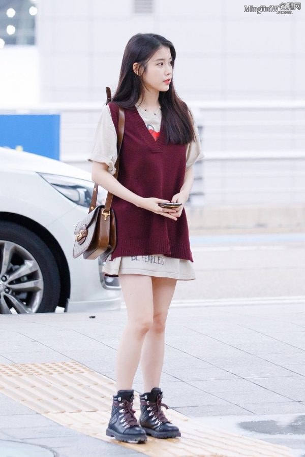 Korean beautiful girl singer Lee Ji-eun's white and tender legs at the airport(1/6)