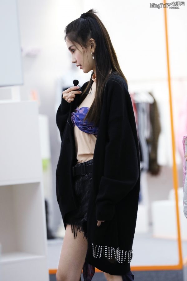 新潮的美少妇Angelababy后台试穿满意的衣服后上台走秀(4/12)