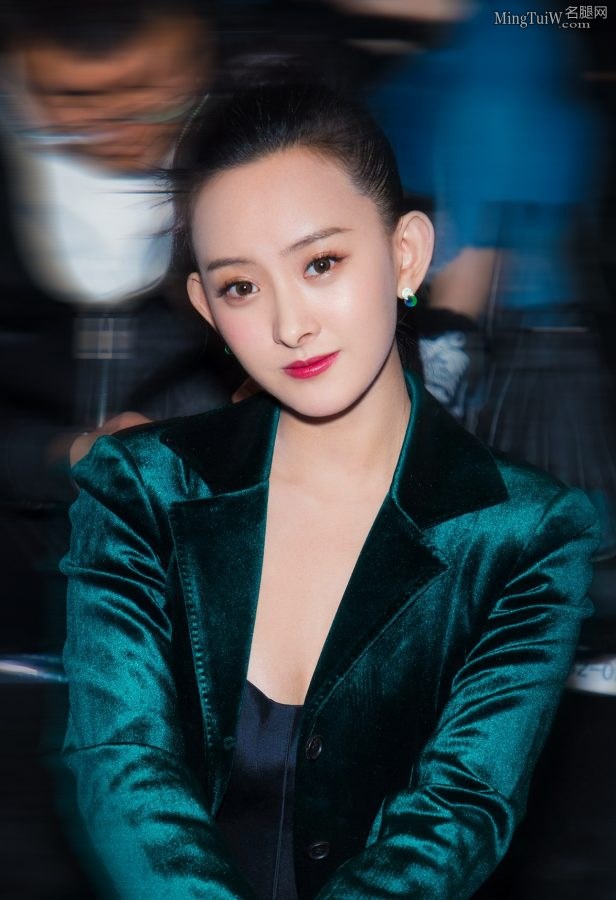 新《射雕》华筝扮演者代文雯身穿绿色西服套装英姿飒爽(2/3)