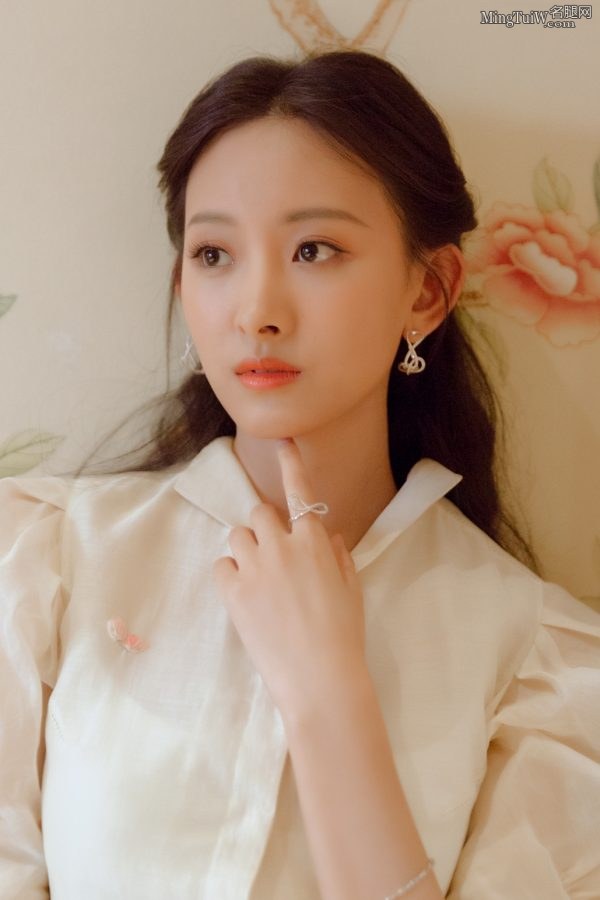 清纯气质代文雯小脚丫踩花瓣装饰高跟鞋(3/3)
