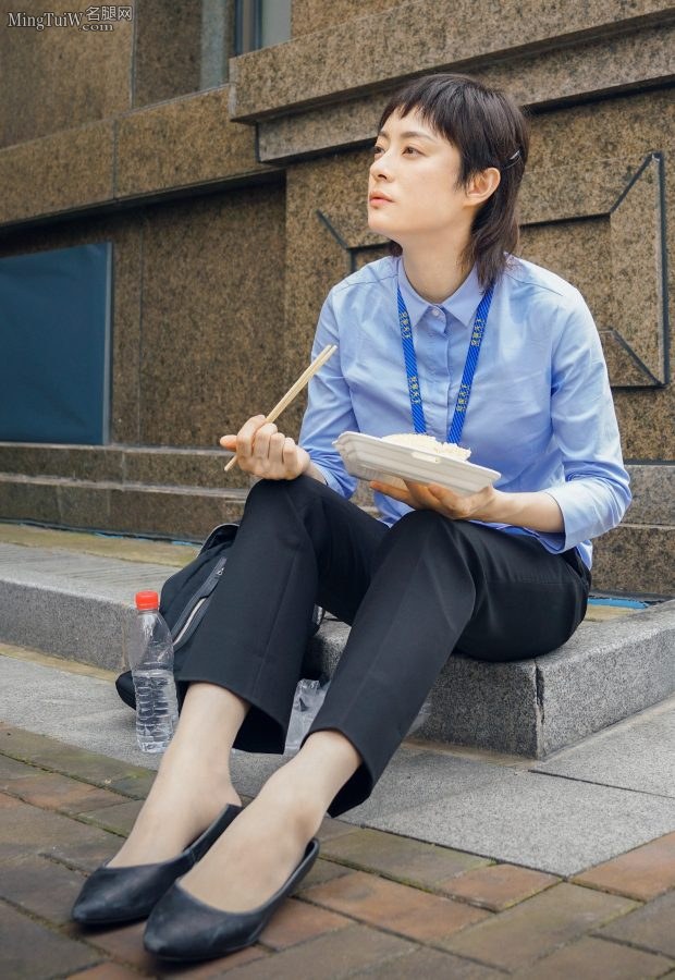 《安家》孙俪剧照 精英女性西服套装高跟鞋(4/7)