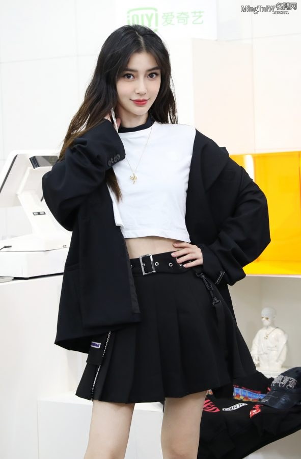 新潮的美少妇Angelababy后台试穿满意的衣服后上台走秀(12/12)