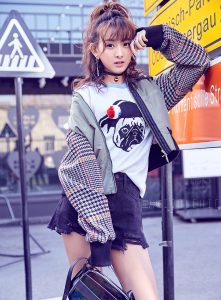 新生代妹子演员代文雯穿上各种衣服展示长腿