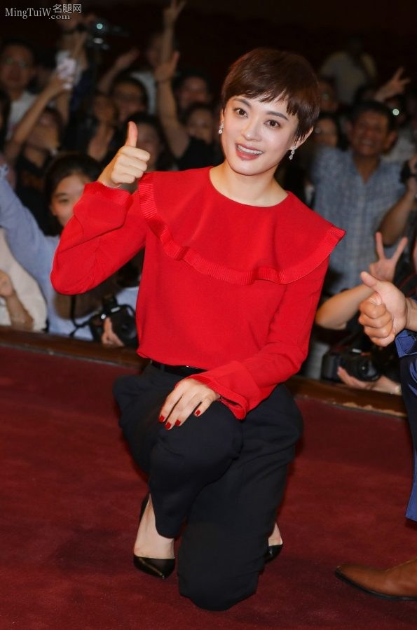 明星美女孙俪穿保守裤子踩黑色尖头细高跟(5/10)