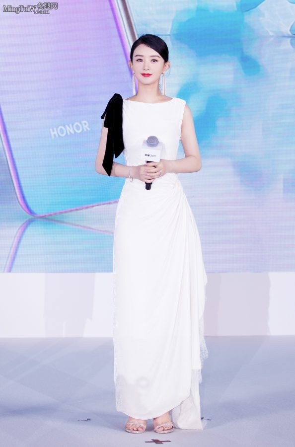 美女明星赵丽颖脚踩性感凉高跟代言荣耀手机(2/5)