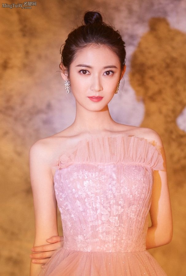 陈钰琪一袭仙气紫色纱裙 人美背美脚更美(4/8)