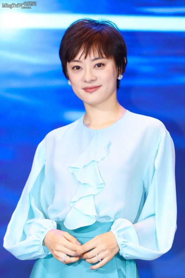 天生俪质娘娘孙俪穿清新绿色美裙露美足(8/13)