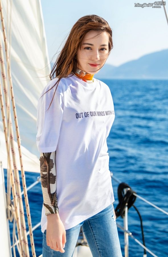 迪丽热巴帆船上穿牛仔裤人字拖太漂漂(5/12)