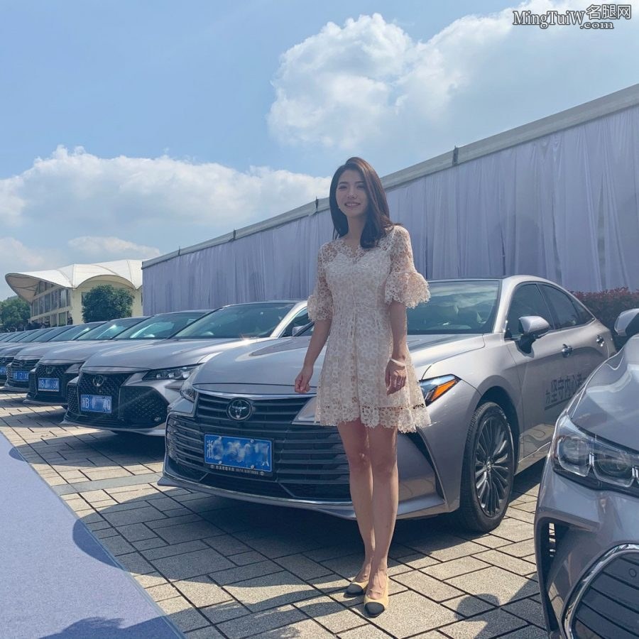初晓敏穿短裙露美腿测评丰田亚洲龙(2/4)