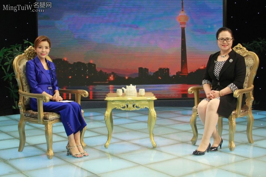 朱迅采访企业家现场秀出她的各种高跟鞋(38/63)