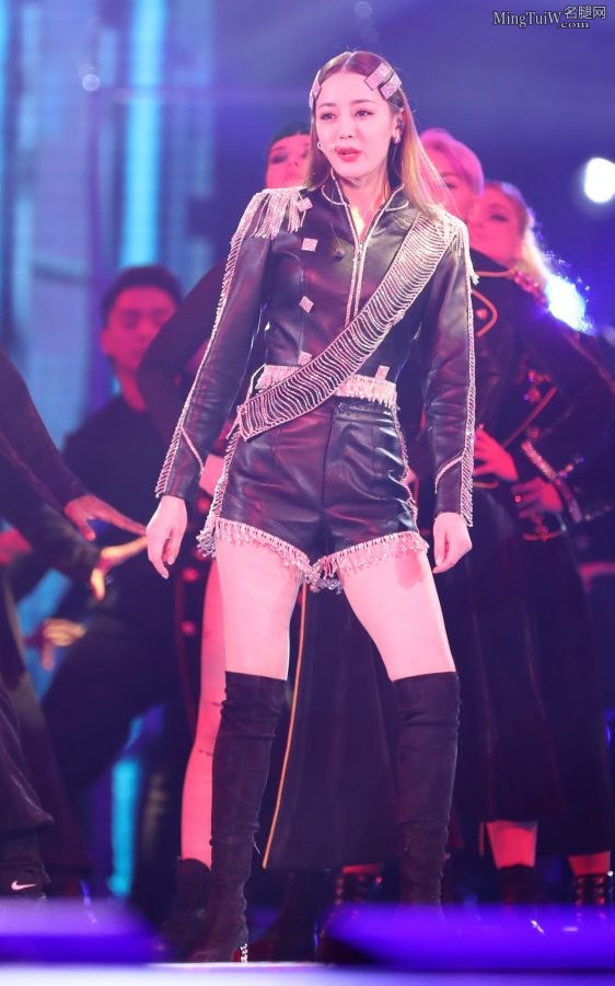 迪丽热巴美腿穿长靴配肉丝袜，登台表演挺带劲(30/56)