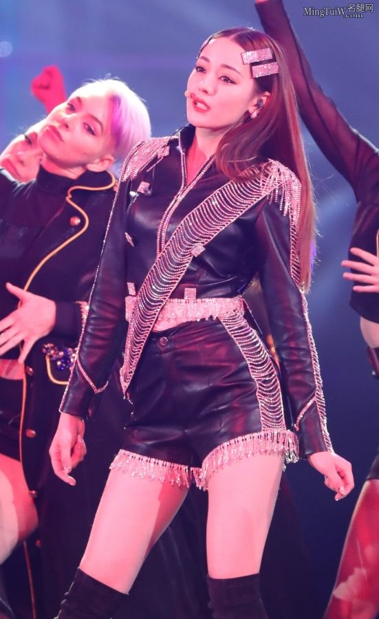 迪丽热巴美腿穿长靴配肉丝袜，登台表演挺带劲(33/56)