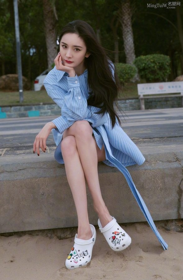 杨幂的美腿那真是无敌的存在(1/3)