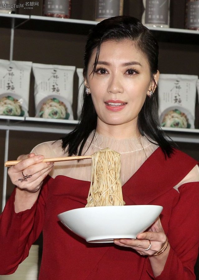 贾静雯短裙展露魅力美腿出席商业代言(19/23)