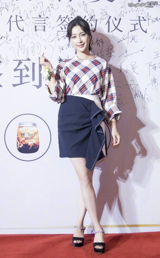 安徽女星甘婷婷穿露脚趾高跟鞋代言饮料(1/4)